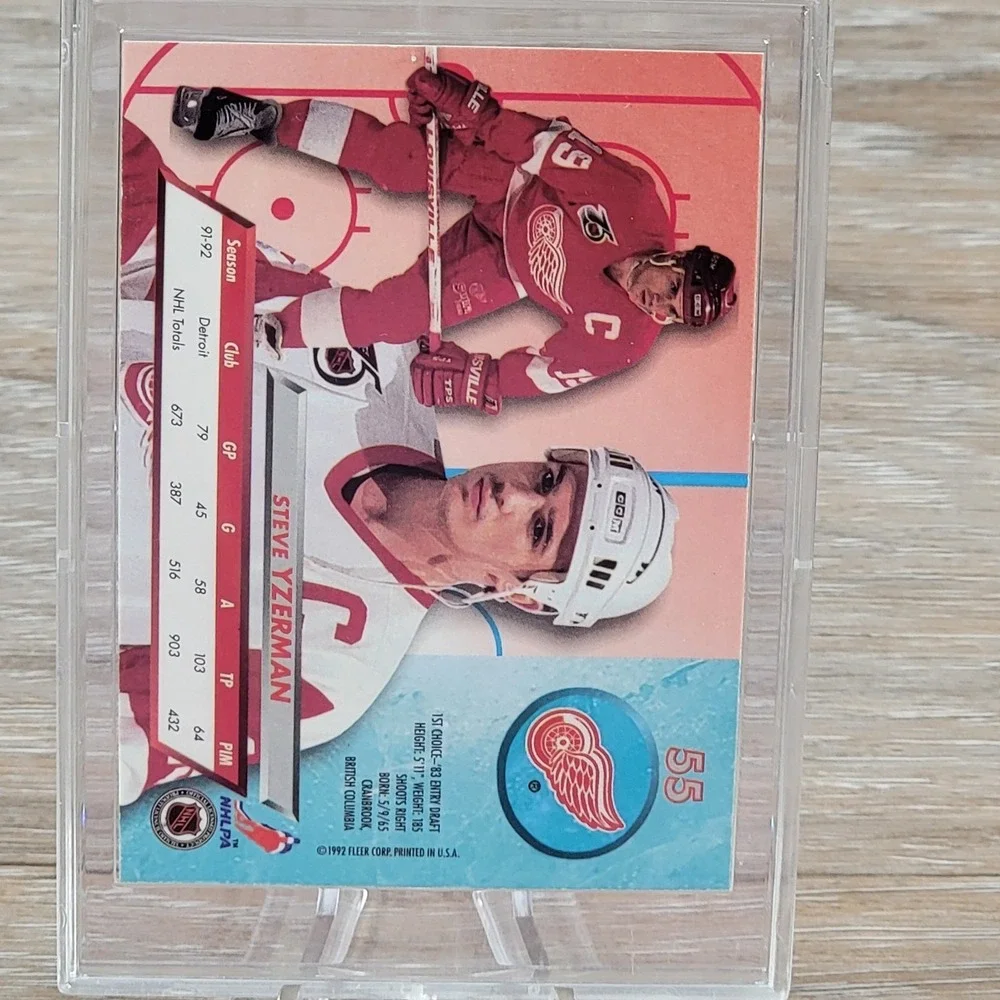 1992-93 Fleer Ultra Steve Yzerman Signed Autograph Card 55 Detroit Red Wings NHL